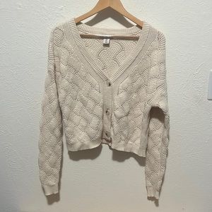 Women’s cropped knit cardigan in great shape! No tags, but never worn.